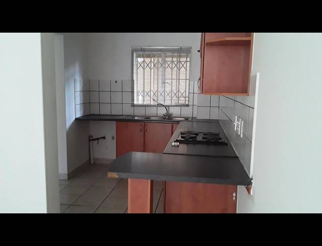 2 BEDROOM APARTMENT FOR SALE IN ROOIHUISKRAAL NORTH